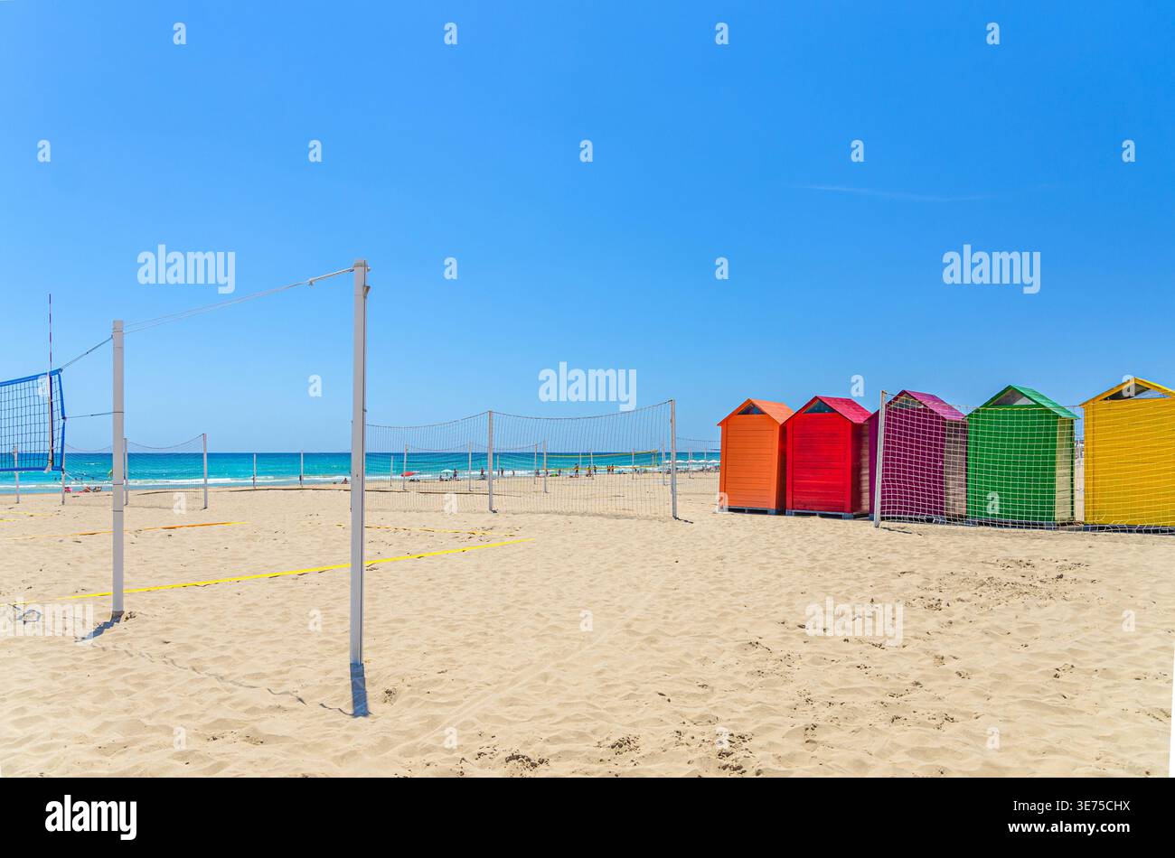Spiaggia Playa de San Juan, capanne colorate in legno per attrezzature sportive e campi da pallavolo nella spiaggia sabbiosa della costa del Mar Mediterraneo Foto Stock