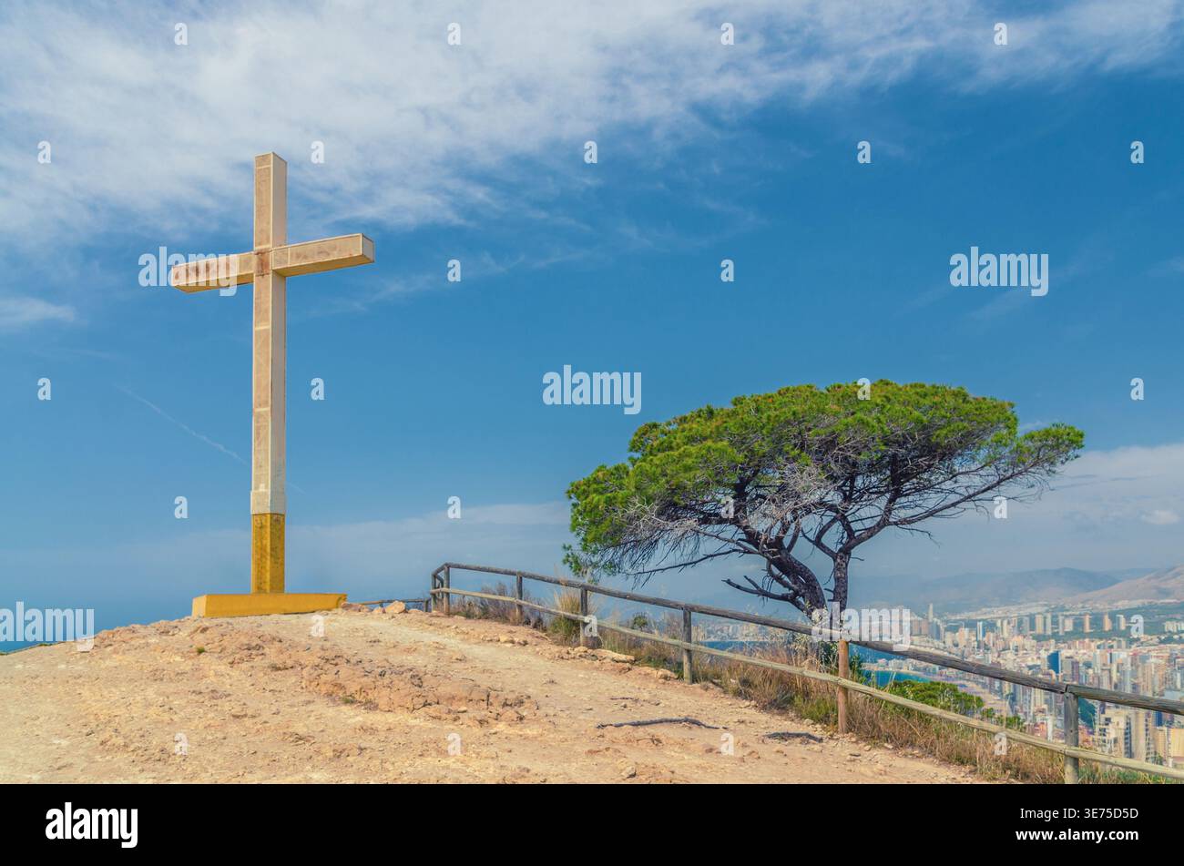 La Cruz de Benidorm la Creu croce gigante sulla collina di montagna, vista aerea dell'acqua azzurra del Mar Mediterraneo con la costa della Costa Blanca e la costa della città di Benidorm Foto Stock