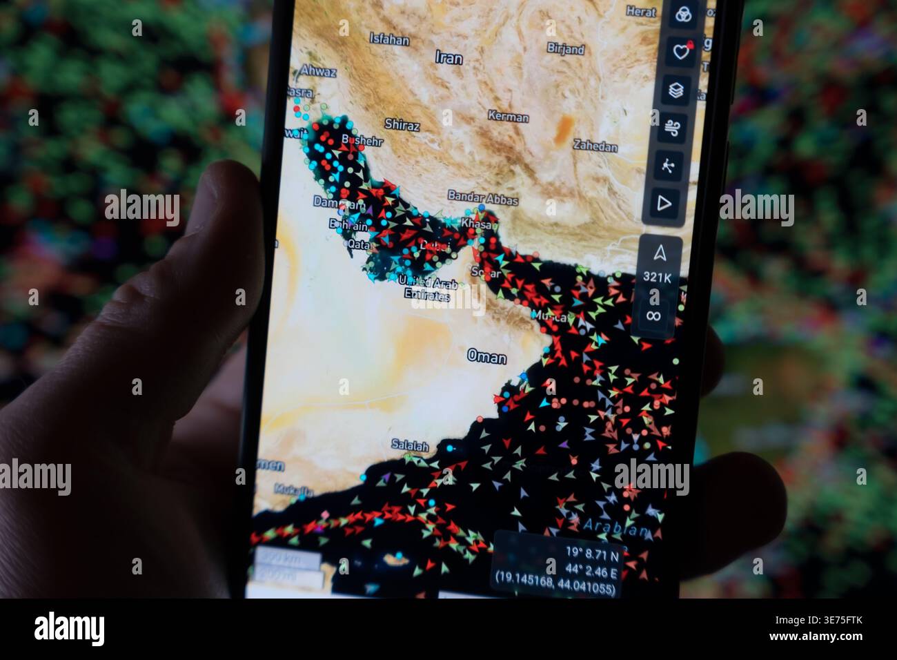Cruscotto della crisi marittima dello stretto di Hormuz su uno smartphone che mostra la densità delle navi in tempo reale e i corridoi marittimi limitati durante il 2026 Iran-USA Foto Stock