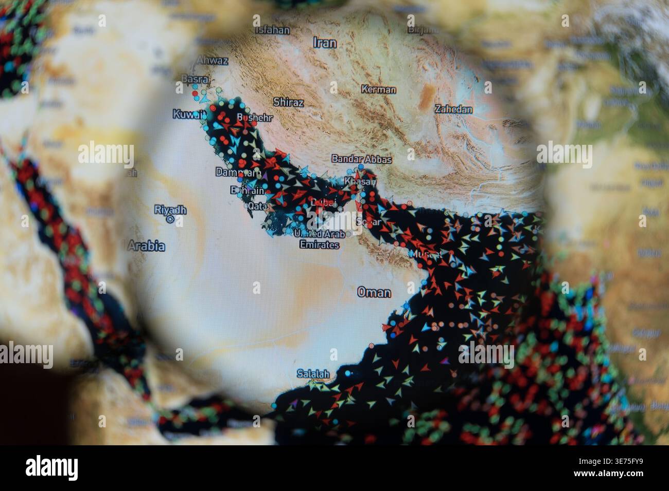 Lente d'ingrandimento su una mappa digitale dello stretto di Hormuz che mostra il monitoraggio in tempo reale delle navi su un'app marina durante l'energia globale del 2026 Foto Stock