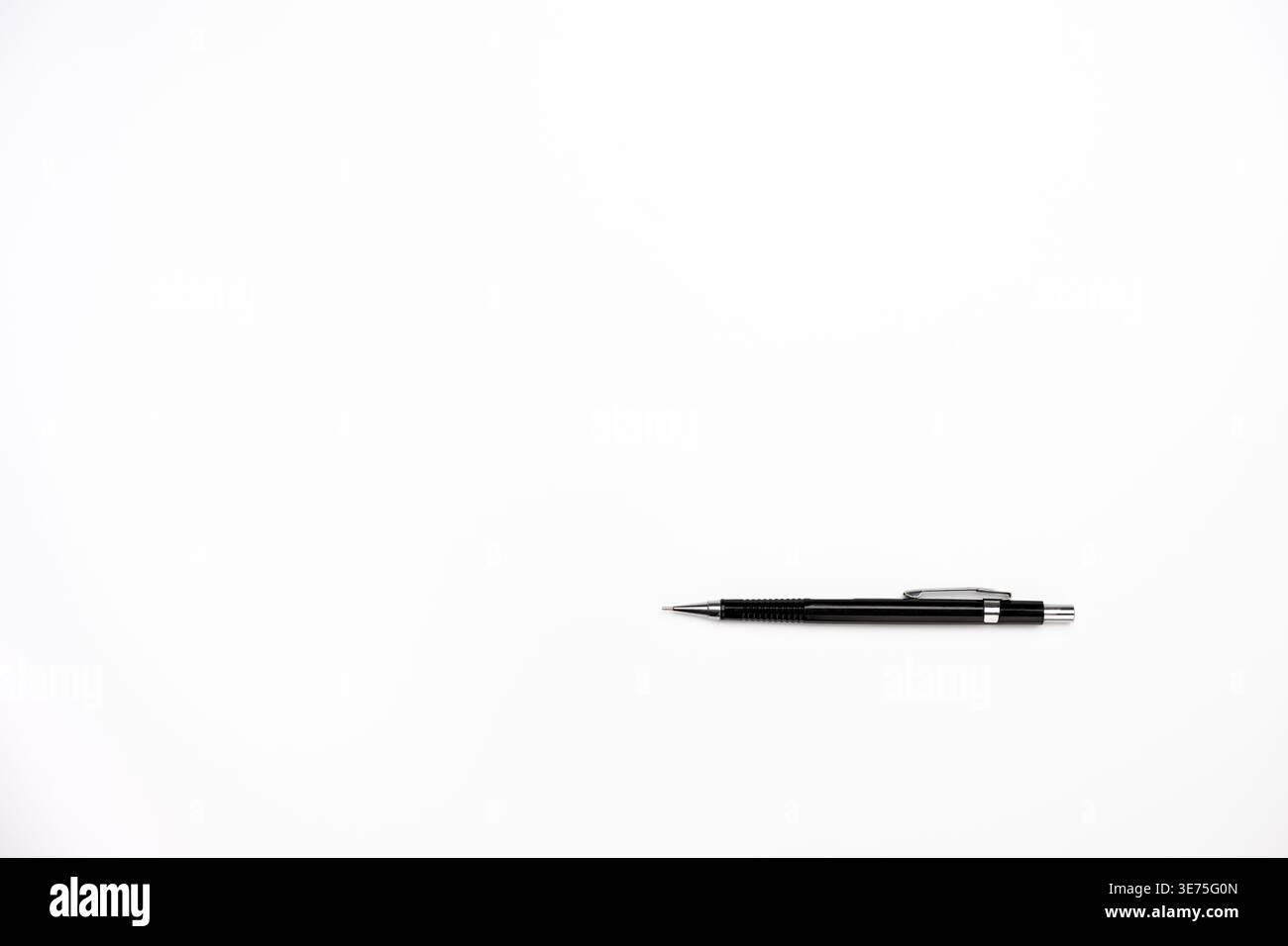 Composizione minima con matita meccanica su sfondo bianco. Posizionamento orizzontale con ampio spazio di copia, ideale per scrivere, pianificare e Foto Stock