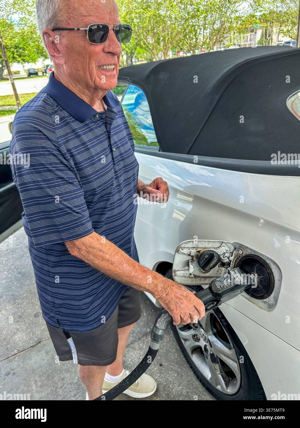 Venice, Florida, USA, primo piano, Man Pumping gas to Car presso la stazione di servizio locale americana, Mobil Oil CO. Modern florida Foto Stock