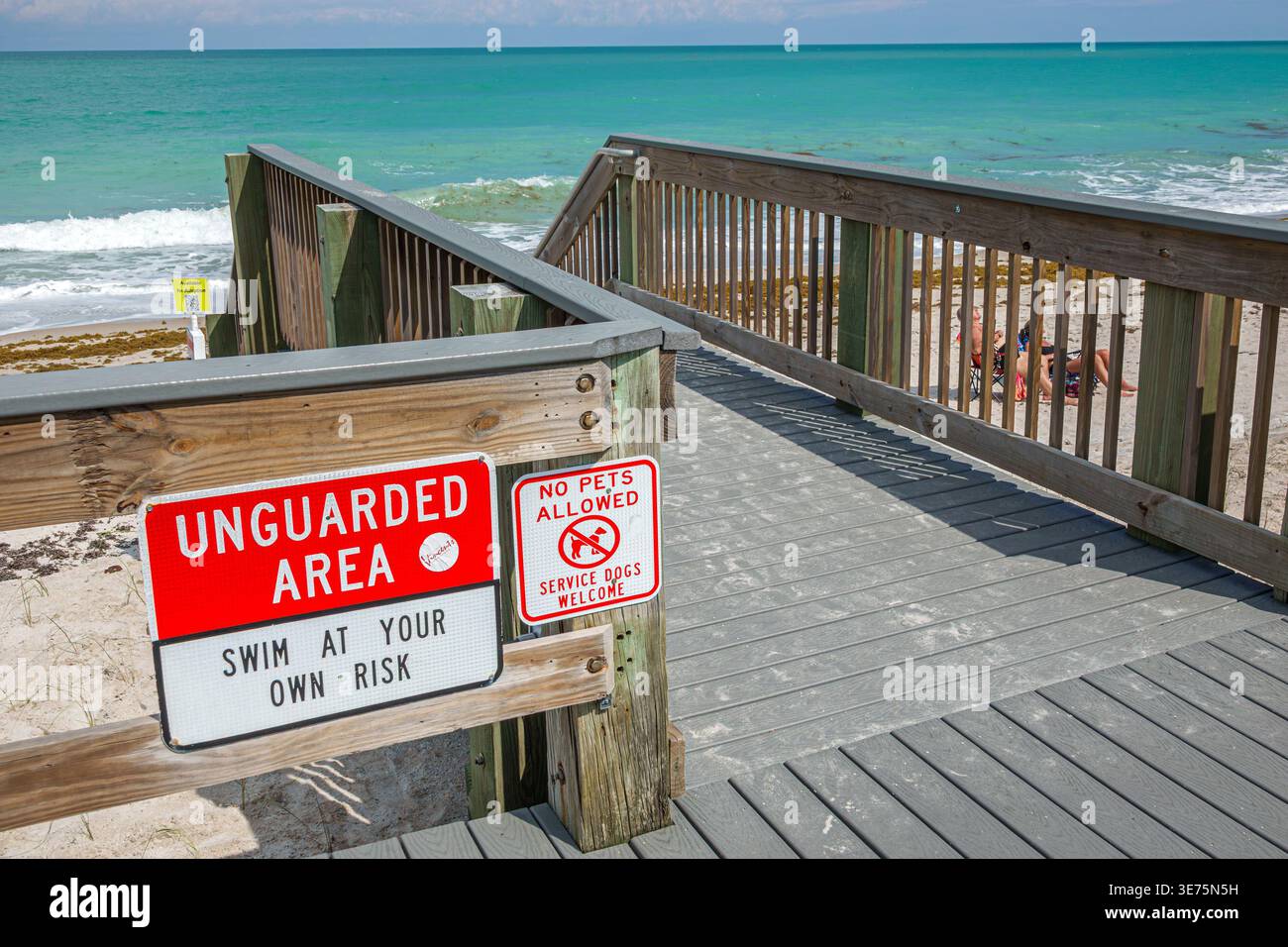Melbourne Beach, Florida, zona non sorvegliata, nuotare a proprio rischio, cartello non sono ammessi animali domestici. I cani sono i benvenuti, scale in legno per la passerella, accesso alla spiaggia Atlantic O. Foto Stock