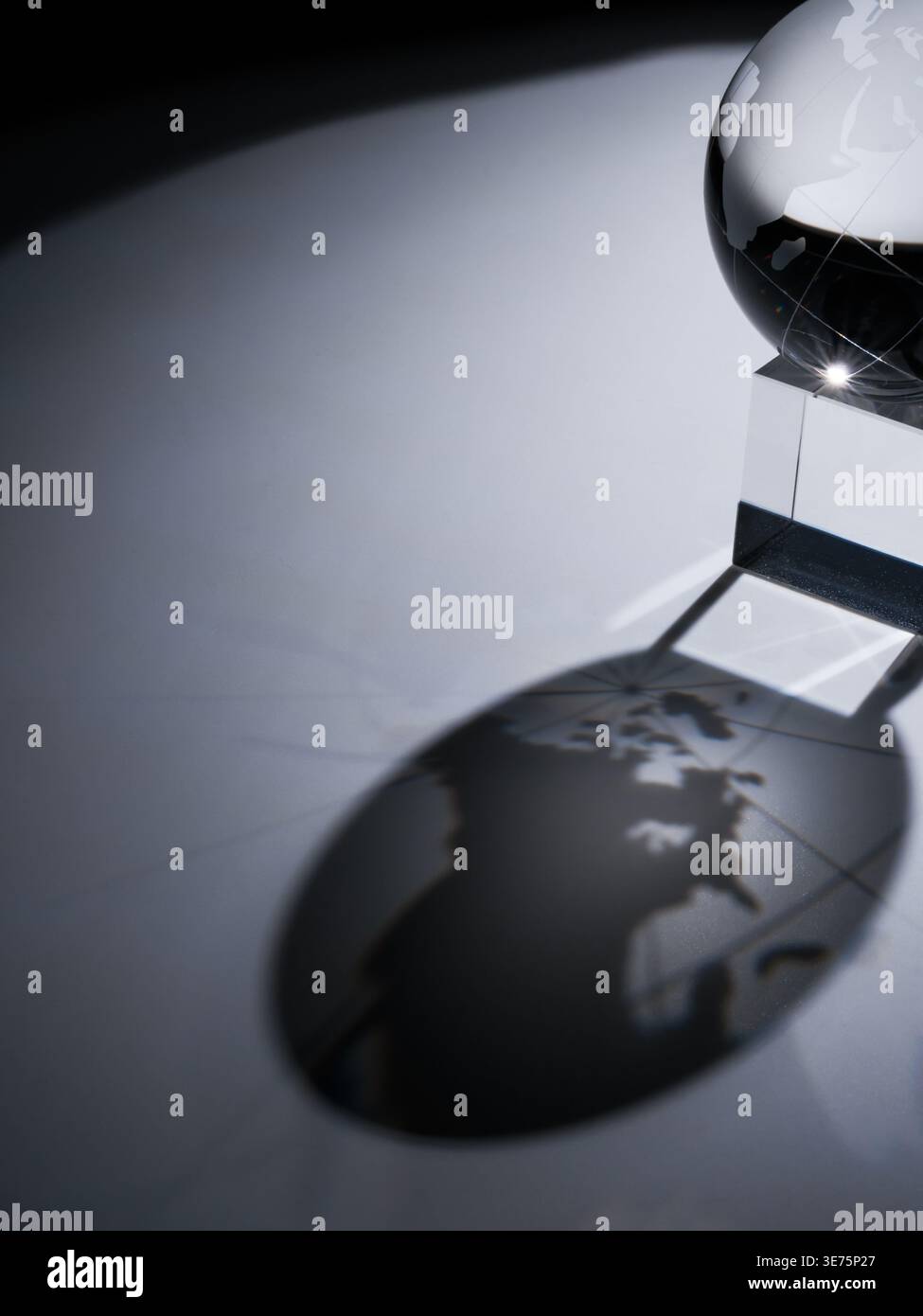 Globo minimale con proiezione ombrosa e soffusa di Europa e Africa, che trasmette incertezza globale, cambiamenti climatici, delicato equilibrio ambientale Foto Stock