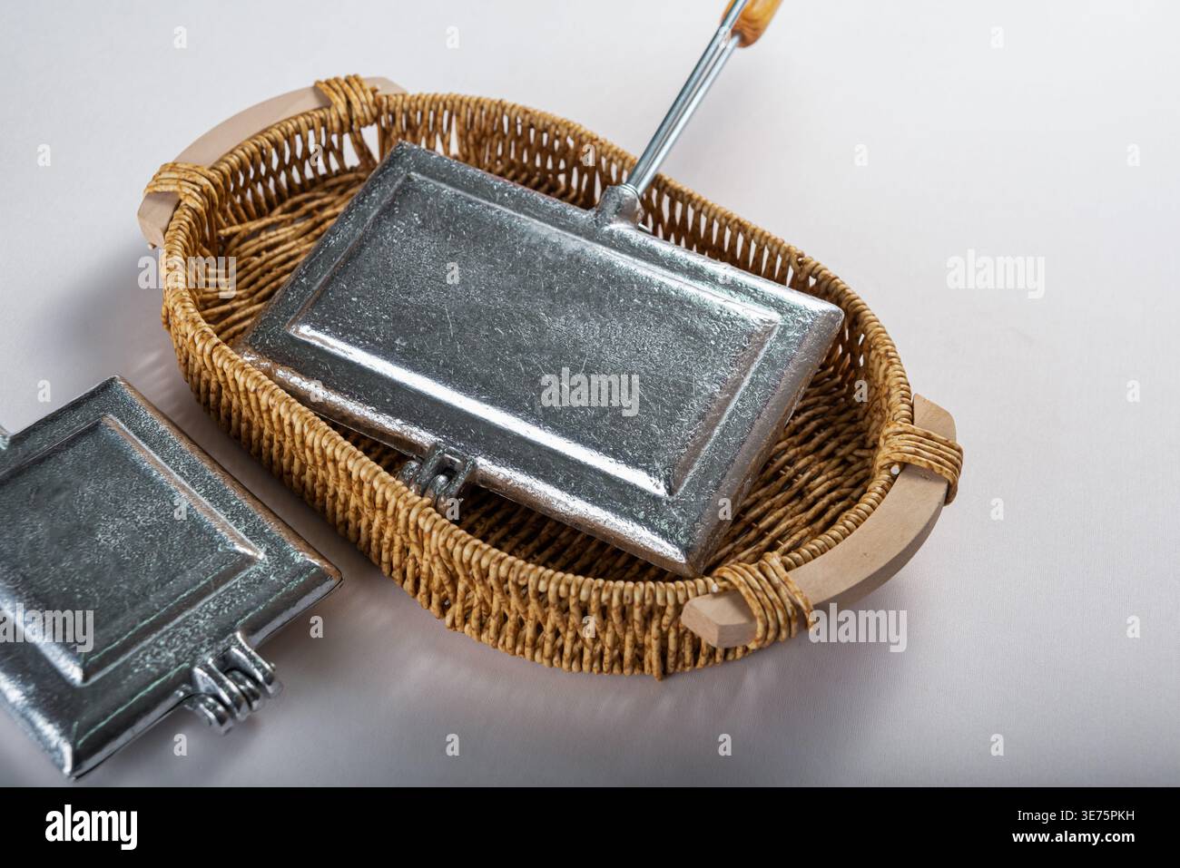 Dispone di due tostapane vintage RELOY nel cestino in tessuto. Illuminazione soffusa in studio che mette in risalto le texture metalliche. Uso commerciale: Utensili da cucina retrò, Foto Stock