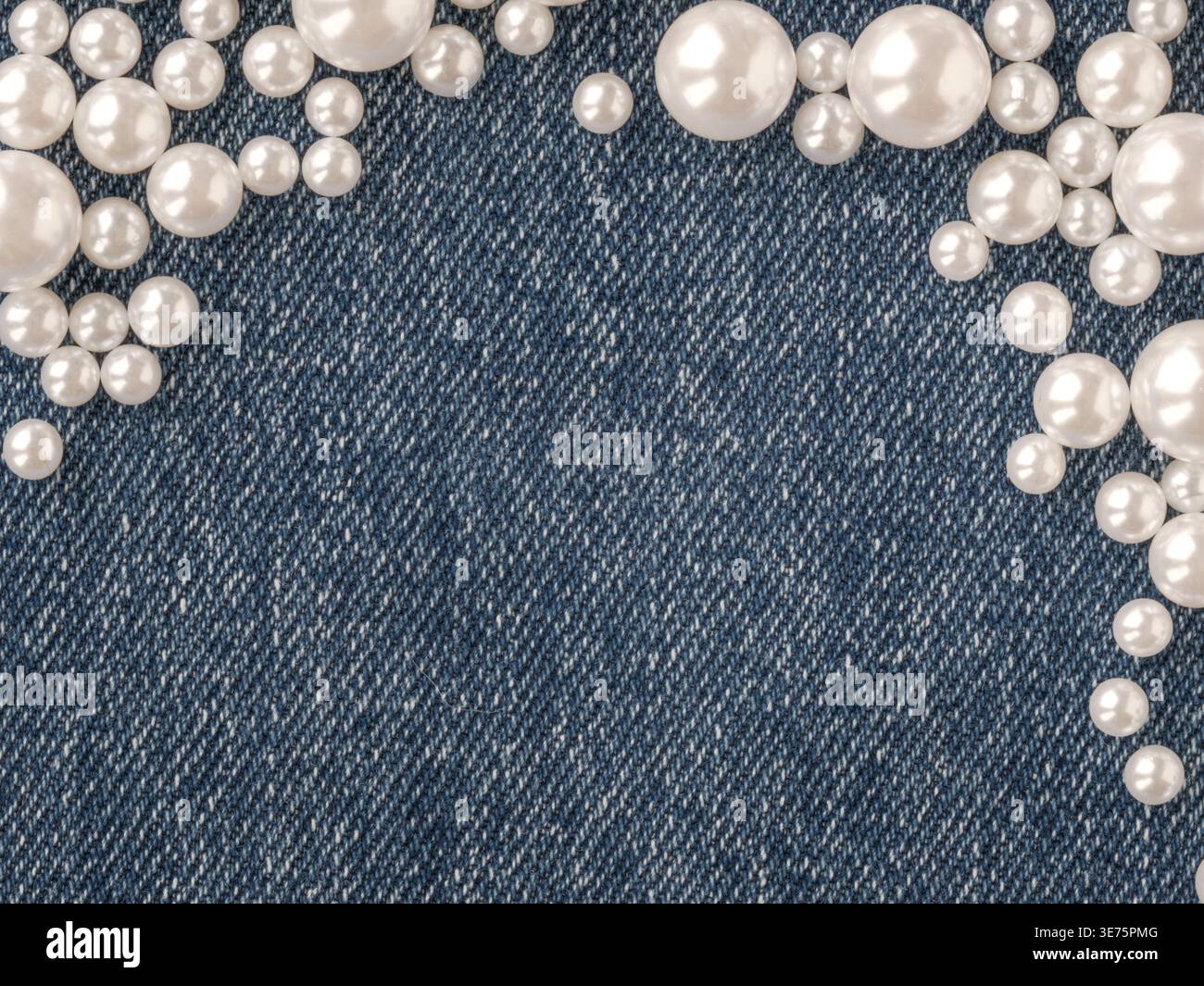 Perle bianche che creano un bordo decorativo su tessuto denim blu con spazio per le copie, sfondo rustico per matrimoni in stile country ispirato al western Foto Stock