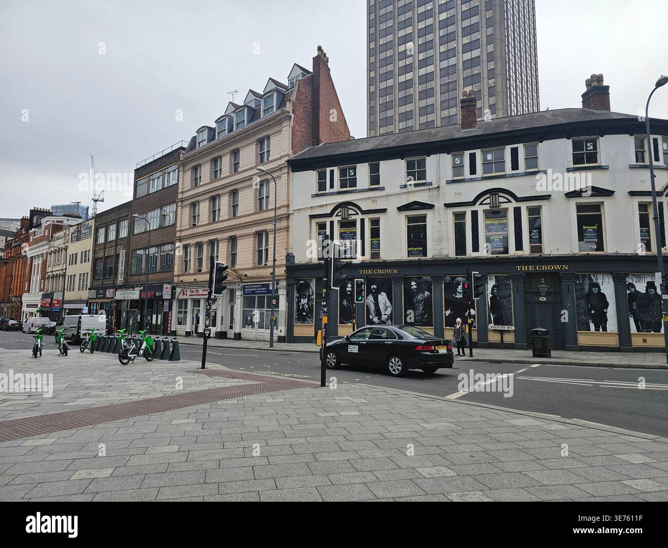 Station Street, Birmingham, sembra angosciata da molti edifici abbandonati - Immagine stock catturata con smartphone