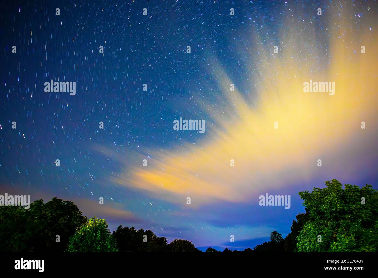 Percorsi di nuvole e stelle che ruotano intorno a Polaris, conosciuta anche come North Star Meaford, Ontario, Canada Foto Stock