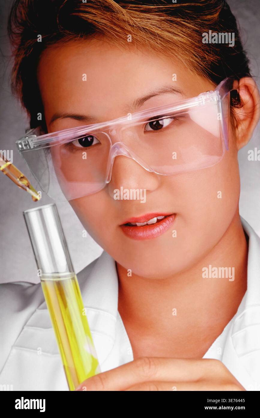 Patologo coreano, scienziato in laboratorio che usa la provetta per la ricerca Foto Stock