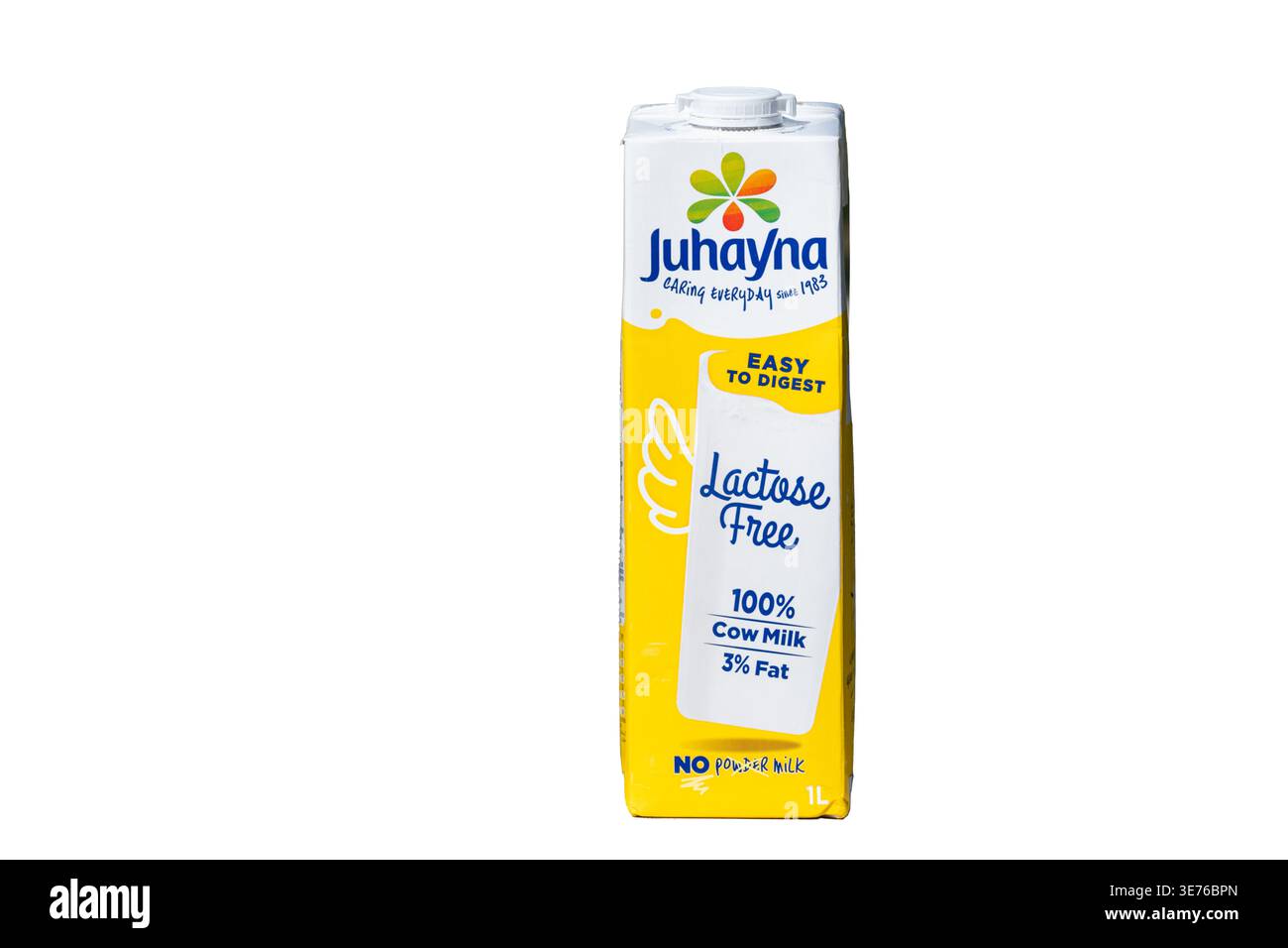 Cartone di latte vaccino pieno senza lattosio Juhayna, 1 litro, 3% di grassi, senza latte in polvere, marchio di prodotti lattiero-caseari egiziani, sfondo bianco Foto Stock