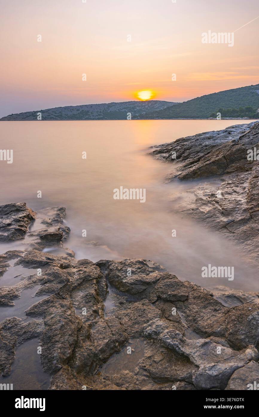 Tramonto sulla costa rocciosa, lunga esposizione, Croazia, Cherso, Ustrine Foto Stock
