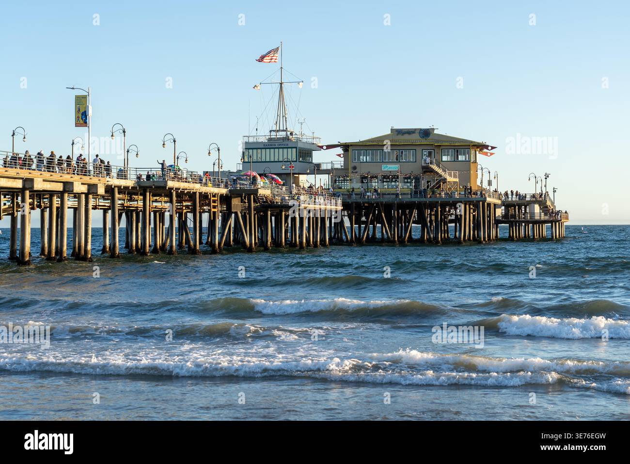 Persone che visitano Pacific Park a Santa Monica, California, Stati Uniti. Foto Stock