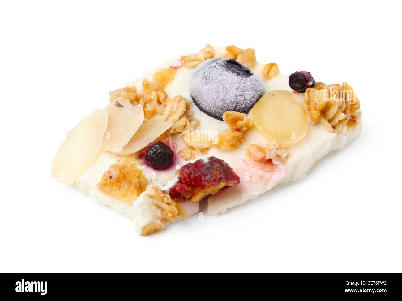 Un pezzo di gustosa corteccia di yogurt con frutti di bosco, muesli e scaglie di mandorle isolate su bianco Foto Stock