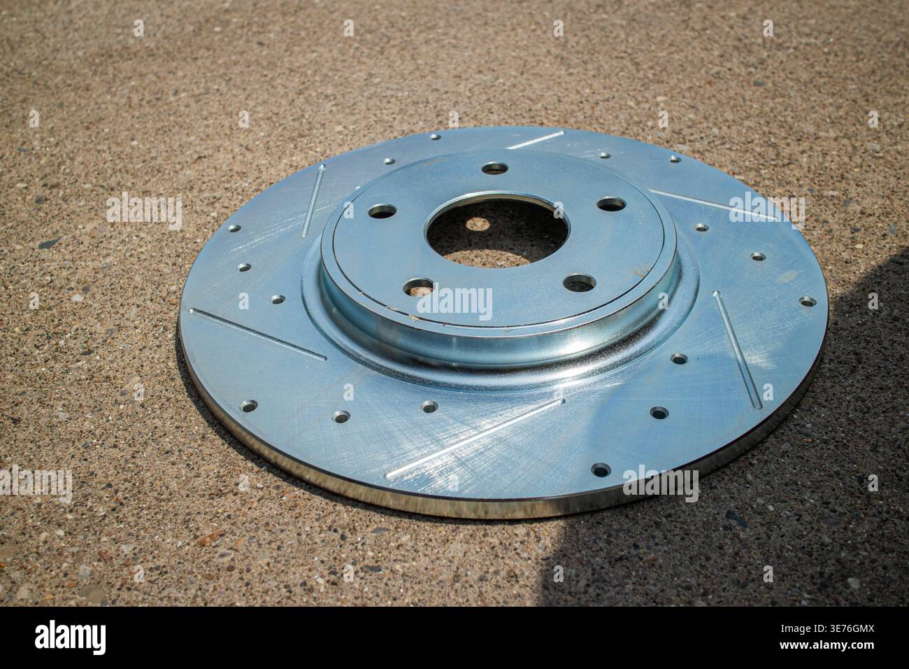 Un nuovo disco del freno di un'auto Foto Stock
