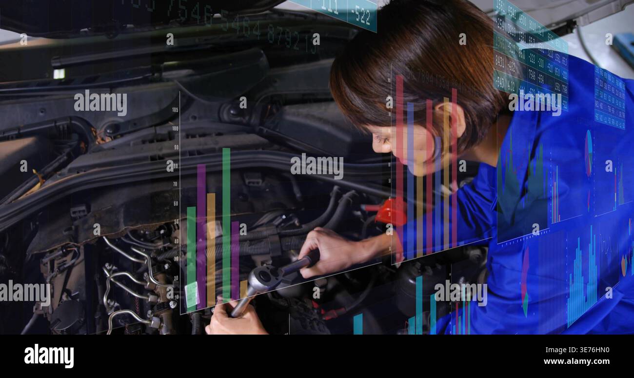 Meccanico inclinato con tuta blu fissaggio motore in officina, con dente di arresto, batteria rossa, sovrapposizione dati Foto Stock