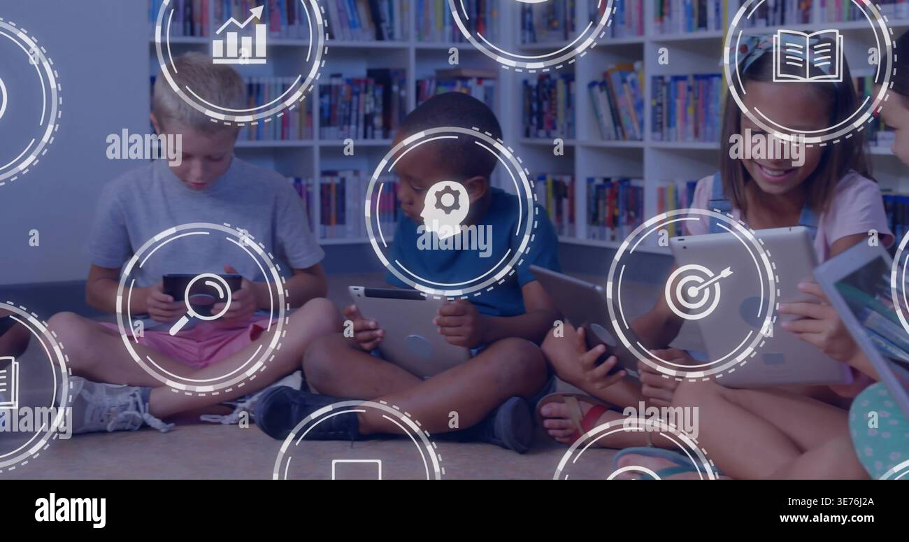 Sei studenti seduti a gambe incrociate in biblioteca toccando tablet e icone HUD che mostrano i progressi dell'apprendimento Foto Stock