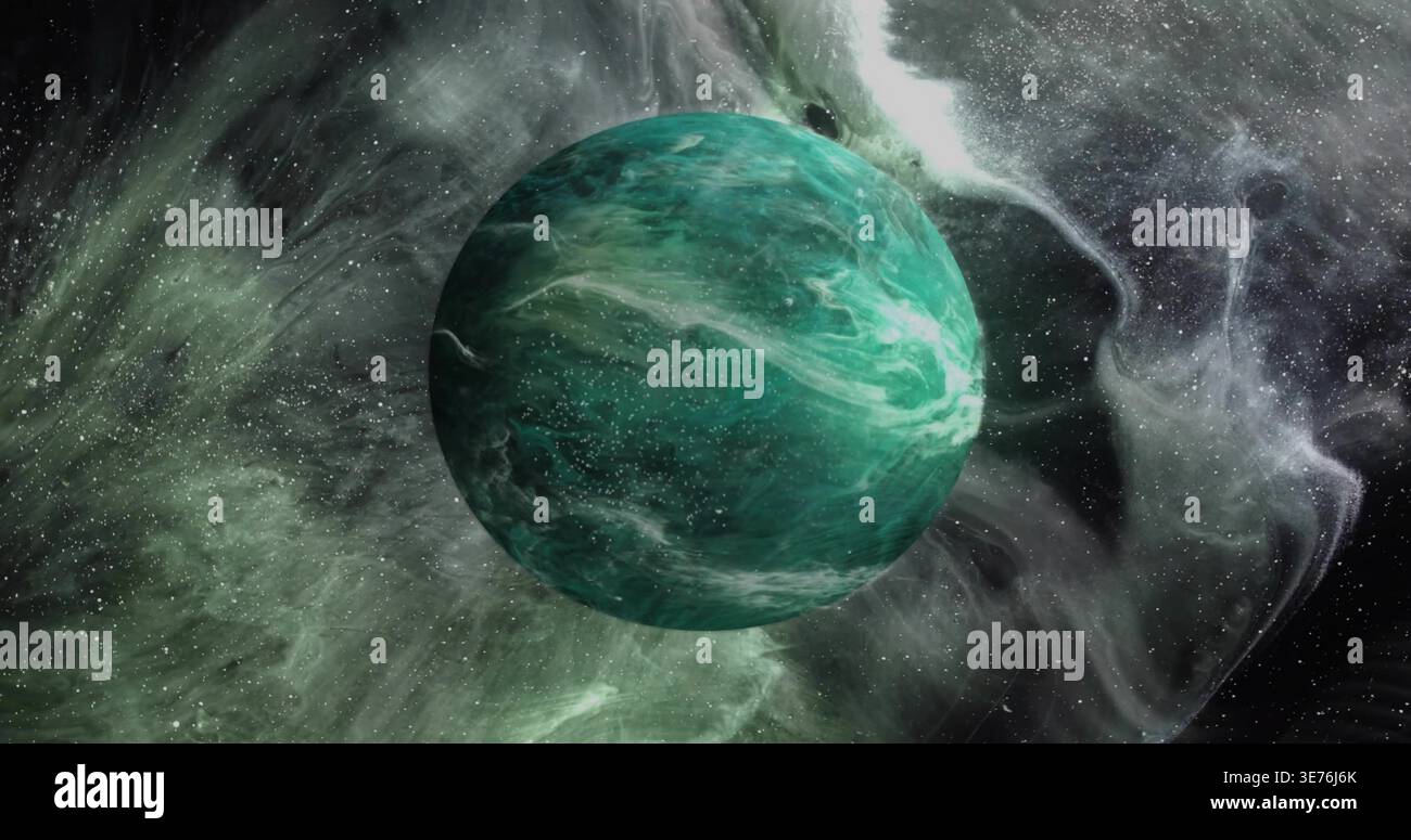 Mostra un pianeta verde acqua che gira nello spazio profondo, con luna scura, starfield, filamenti di gas Foto Stock