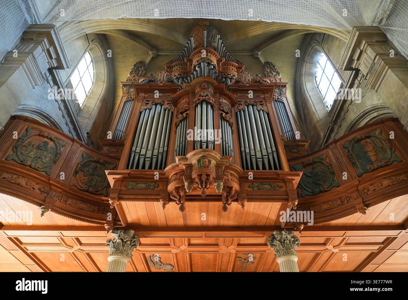 Maestoso organo a canne in legno all'interno della storica cattedrale di Notre-Dame a le Havre, Normandia, Francia Foto Stock