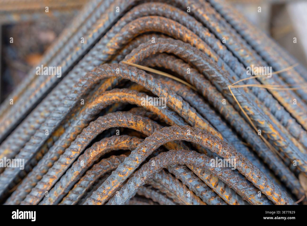 In autunno, autunno, immagine astratta delle barre d'armatura in acciaio per il cemento armato in un cantiere edile. Foto Stock