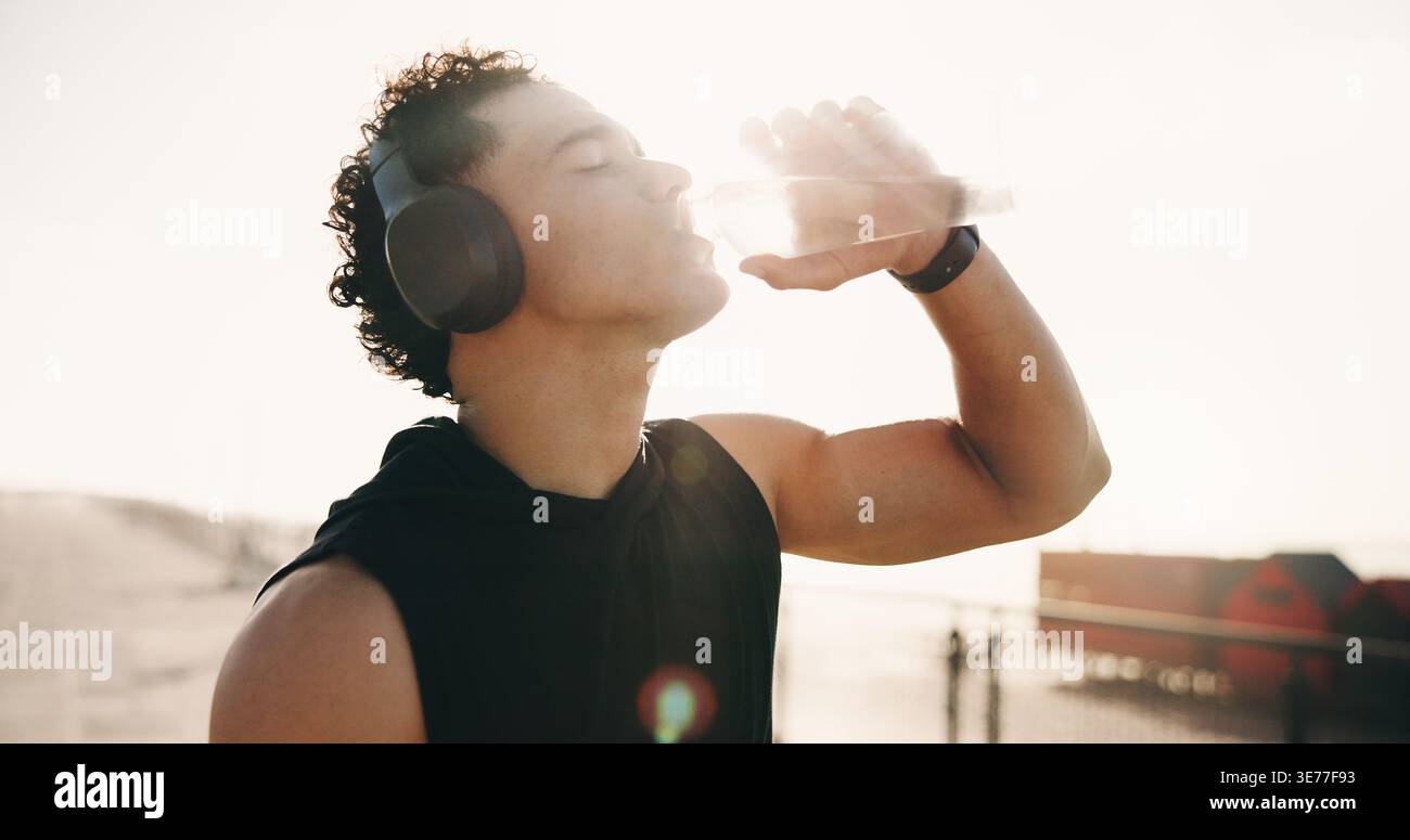 Fitness, acqua potabile e uomo in città, benessere e acqua per idratazione, esercizio fisico e sole. Outdoor, atleta e persona con liquido h2o Foto Stock