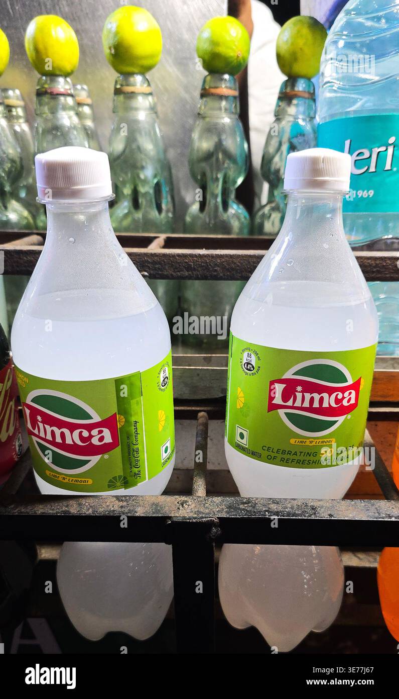 Bottiglie di bibite analcoliche LImca indiane vendute da un venditore di Connaught Place, nuova Delhi, India. Foto Stock