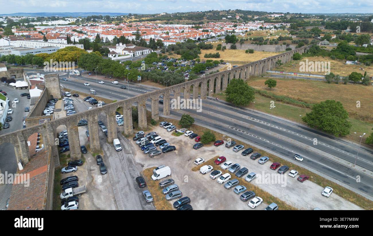 Riprese aeree con drone dell’acquedotto Água de Prata Évora Portogallo, un magnifico acquedotto storico in pietra del XVI secolo Foto Stock