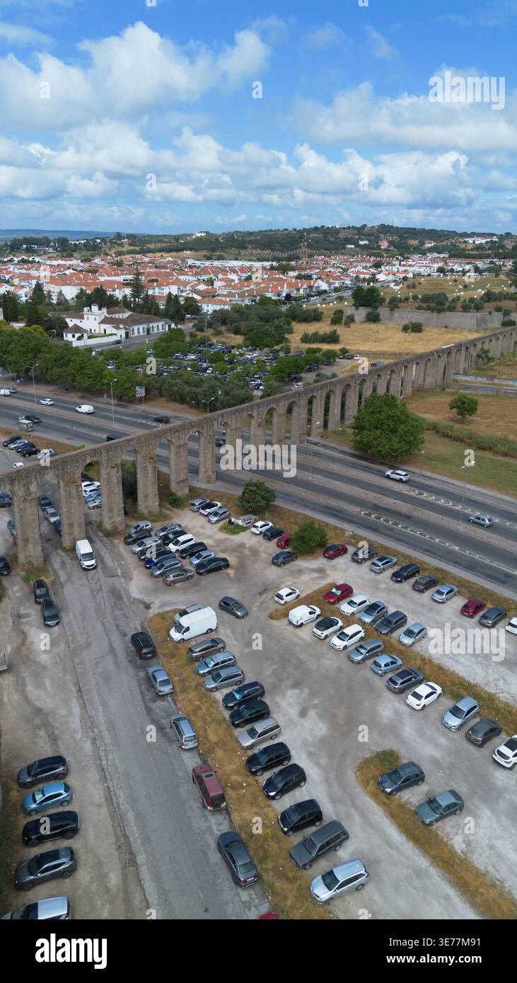 Riprese aeree con drone dell’acquedotto Água de Prata Évora Portogallo, un magnifico acquedotto storico in pietra del XVI secolo Foto Stock