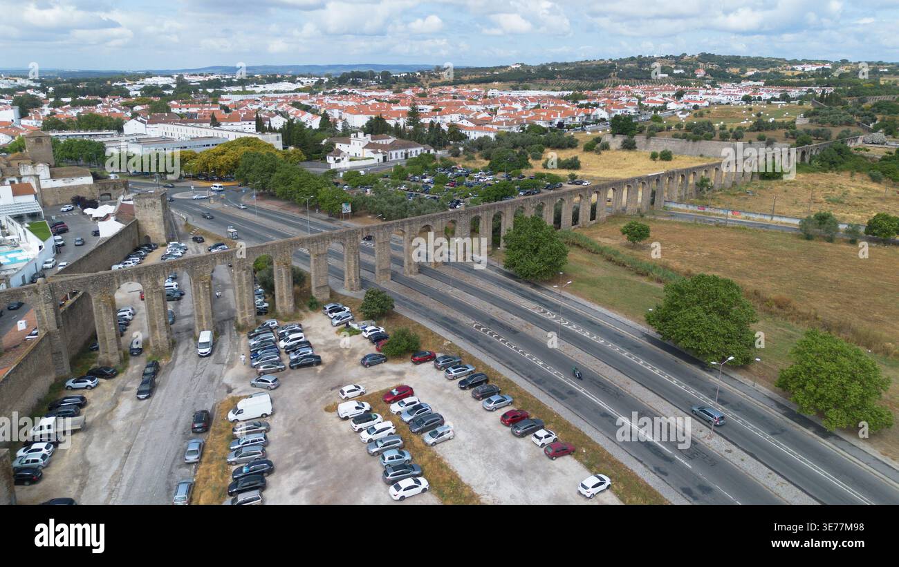 Riprese aeree con drone dell’acquedotto Água de Prata Évora Portogallo, un magnifico acquedotto storico in pietra del XVI secolo Foto Stock