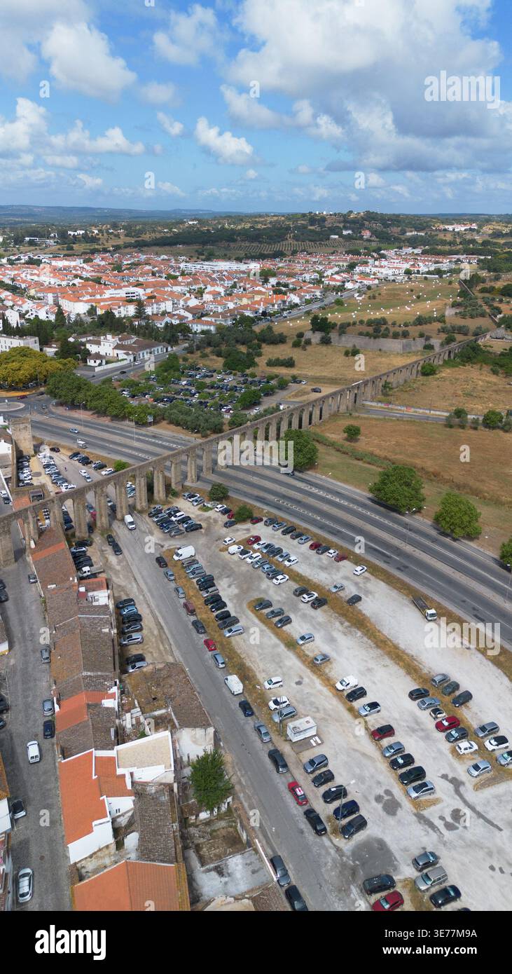 Riprese aeree con drone dell’acquedotto Água de Prata Évora Portogallo, un magnifico acquedotto storico in pietra del XVI secolo Foto Stock