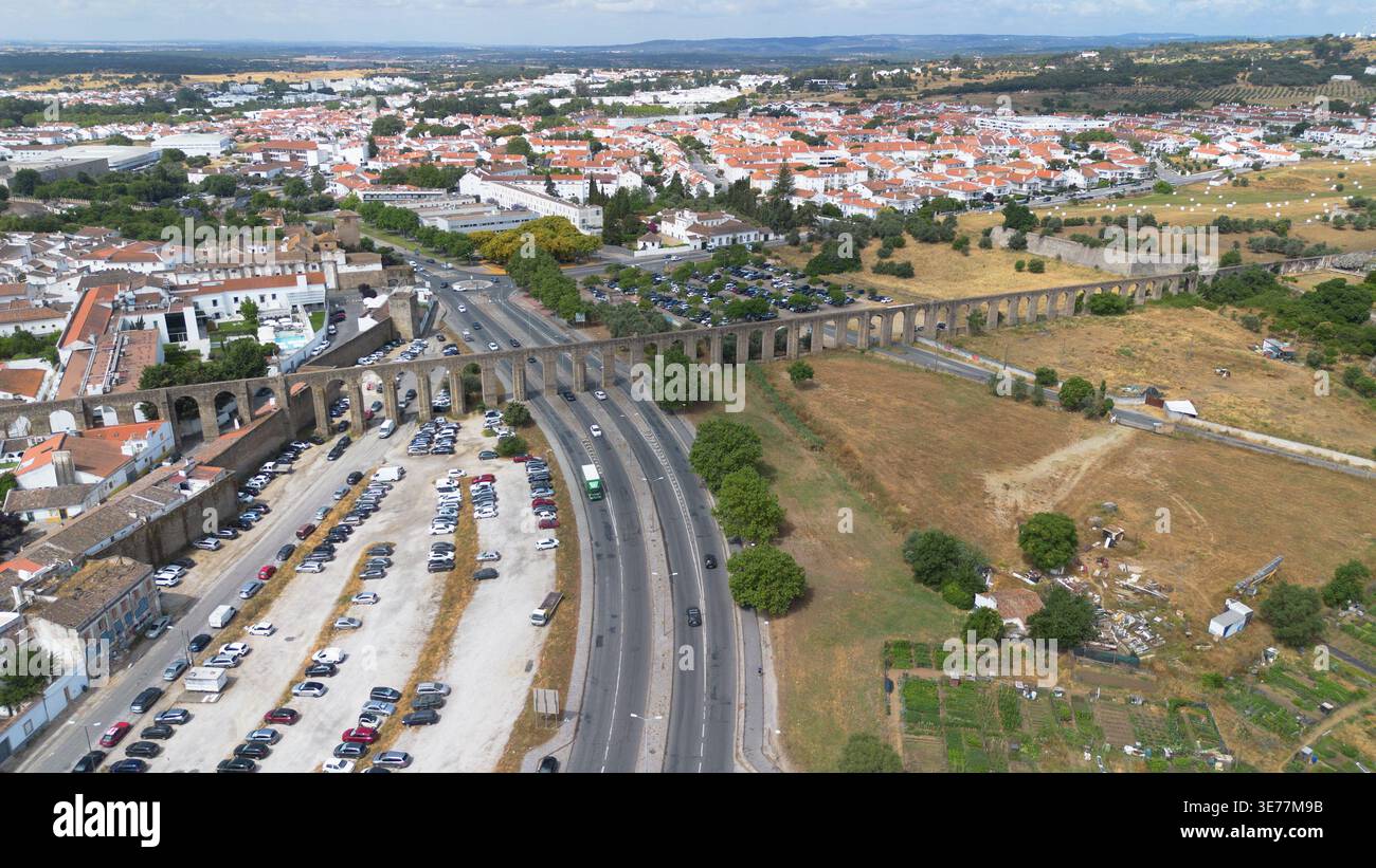 Riprese aeree con drone dell’acquedotto Água de Prata Évora Portogallo, un magnifico acquedotto storico in pietra del XVI secolo Foto Stock