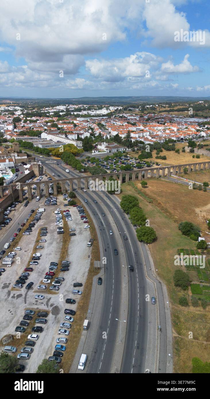 Riprese aeree con drone dell’acquedotto Água de Prata Évora Portogallo, un magnifico acquedotto storico in pietra del XVI secolo Foto Stock