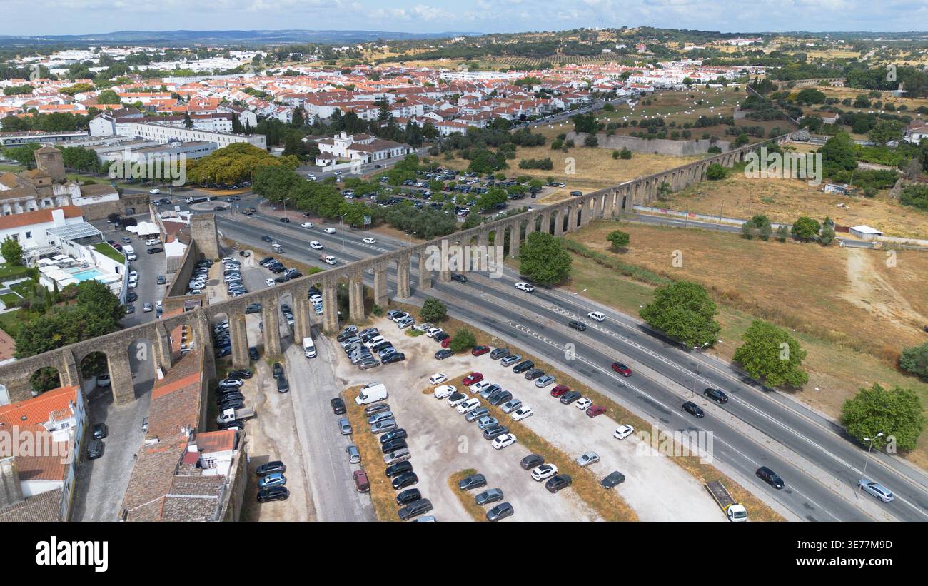 Riprese aeree con drone dell’acquedotto Água de Prata Évora Portogallo, un magnifico acquedotto storico in pietra del XVI secolo Foto Stock