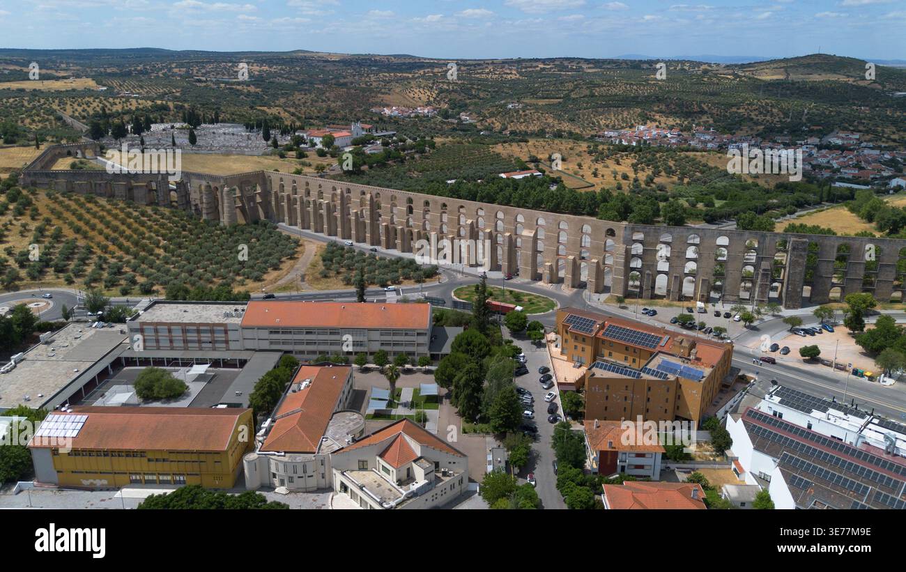 Ripresa aerea con drone dell’Aqueduto da Amoreira Elvas Portogallo, un magnifico acquedotto monumentale in pietra storico del XVII secolo Foto Stock