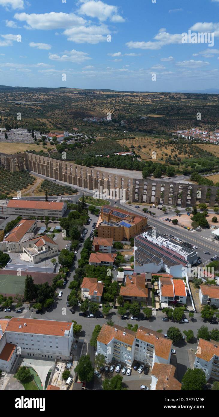 Ripresa aerea con drone dell’Aqueduto da Amoreira Elvas Portogallo, un magnifico acquedotto monumentale in pietra storico del XVII secolo Foto Stock
