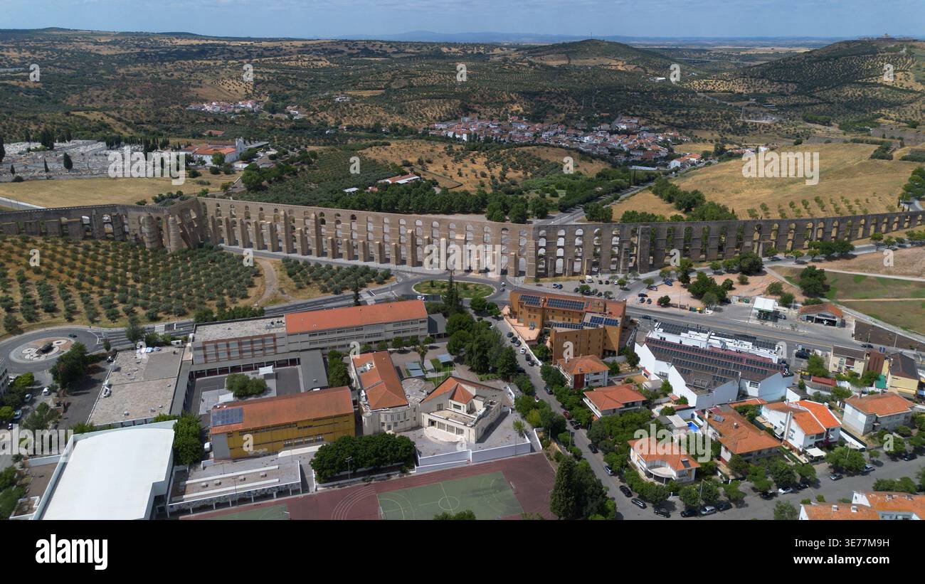 Ripresa aerea con drone dell’Aqueduto da Amoreira Elvas Portogallo, un magnifico acquedotto monumentale in pietra storico del XVII secolo Foto Stock