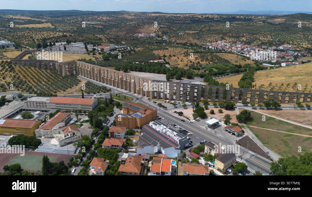 Ripresa aerea con drone dell’Aqueduto da Amoreira Elvas Portogallo, un magnifico acquedotto monumentale in pietra storico del XVII secolo Foto Stock