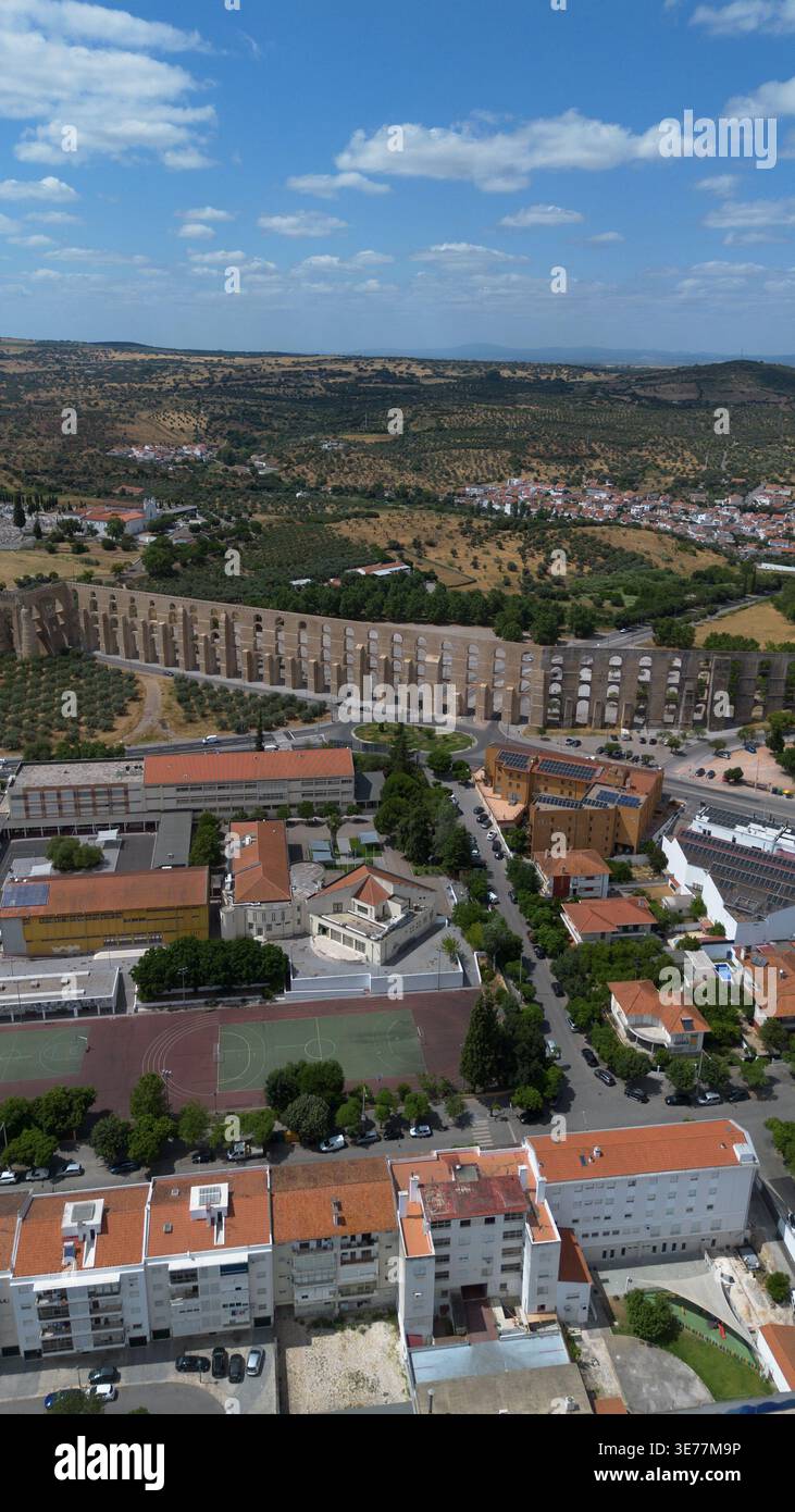 Ripresa aerea con drone dell’Aqueduto da Amoreira Elvas Portogallo, un magnifico acquedotto monumentale in pietra storico del XVII secolo Foto Stock