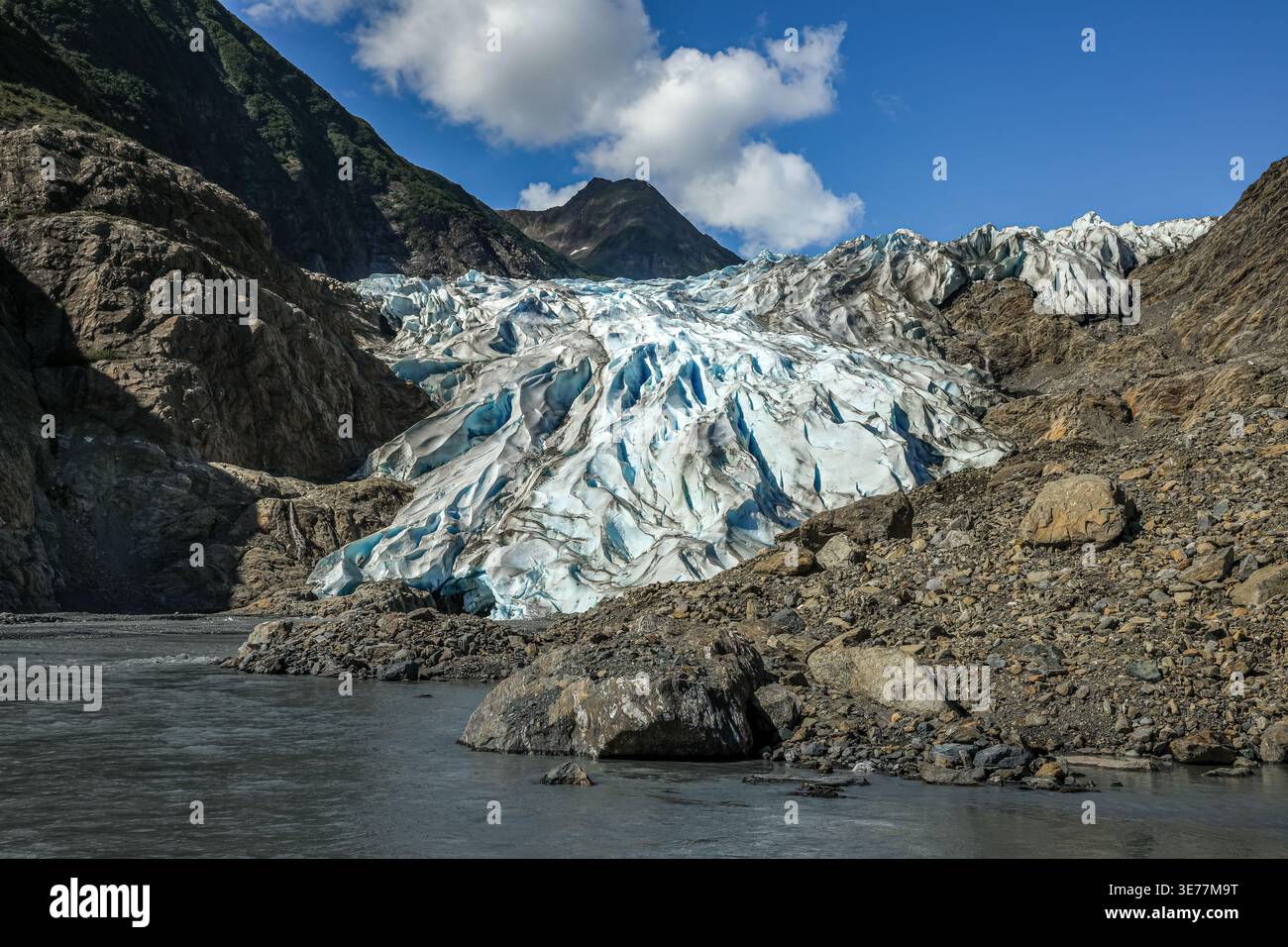 L'imponente ghiacciaio Chilkat in Alaska svetta sopra le tranquille acque dei fiordi Foto Stock