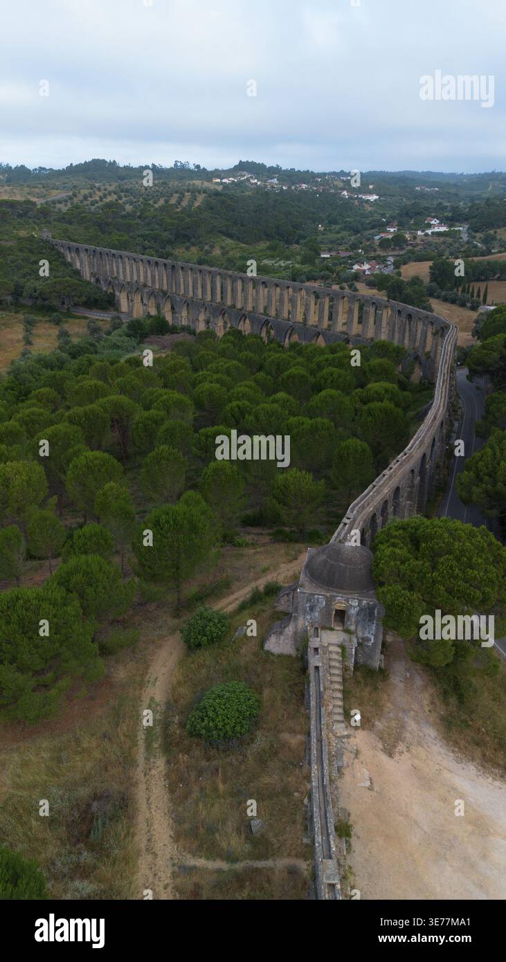 Riprese aeree con drone dell’Aqueduto do Convento de Cristo - Troço Pegões Altos Tomar Portogallo, un magnifico acquedotto in pietra rinascimentale del XVII secolo Foto Stock