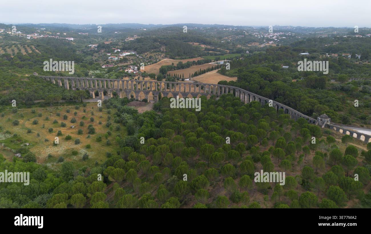 Riprese aeree con drone dell’Aqueduto do Convento de Cristo - Troço Pegões Altos Tomar Portogallo, un magnifico acquedotto in pietra rinascimentale del XVII secolo Foto Stock