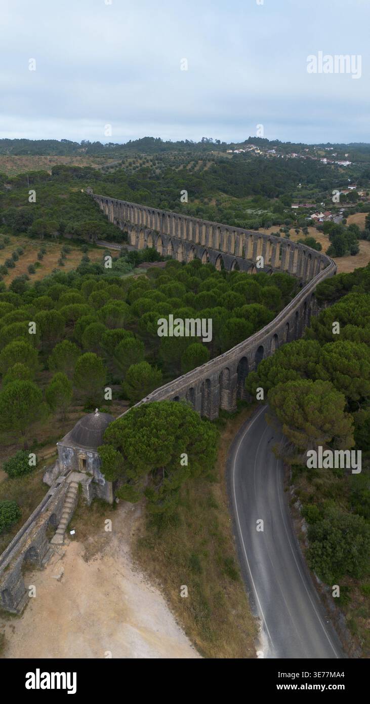 Riprese aeree con drone dell’Aqueduto do Convento de Cristo - Troço Pegões Altos Tomar Portogallo, un magnifico acquedotto in pietra rinascimentale del XVII secolo Foto Stock