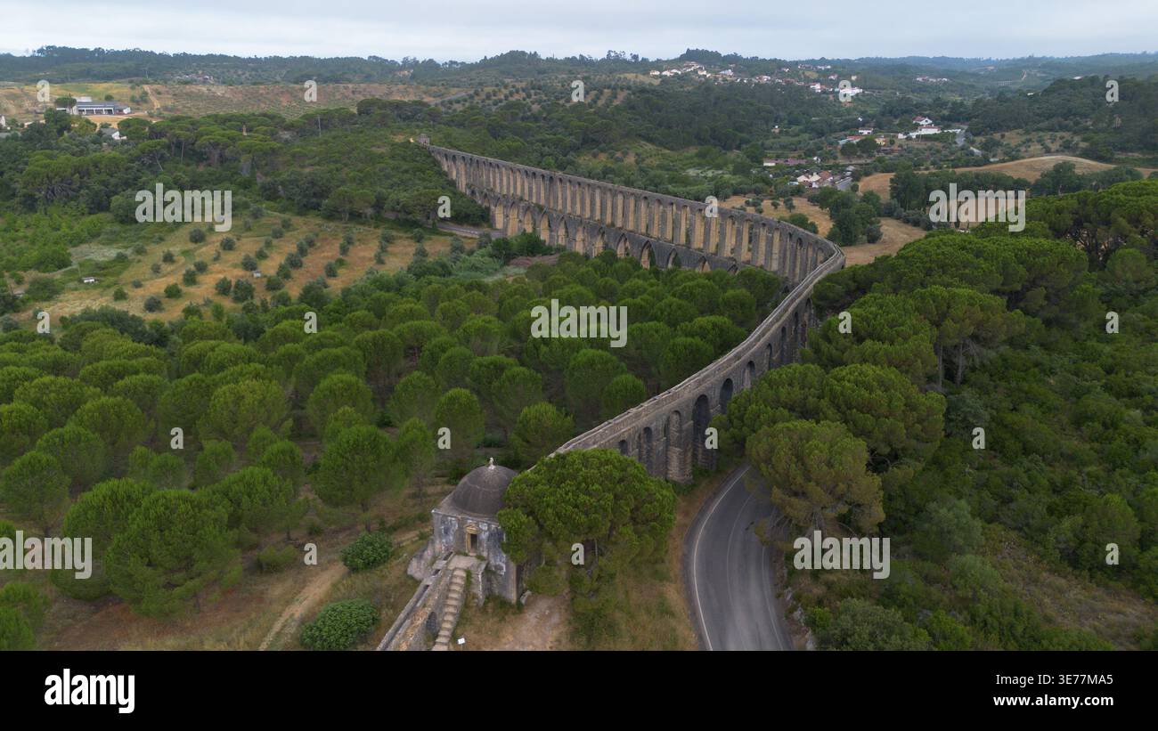 Riprese aeree con drone dell’Aqueduto do Convento de Cristo - Troço Pegões Altos Tomar Portogallo, un magnifico acquedotto in pietra rinascimentale del XVII secolo Foto Stock