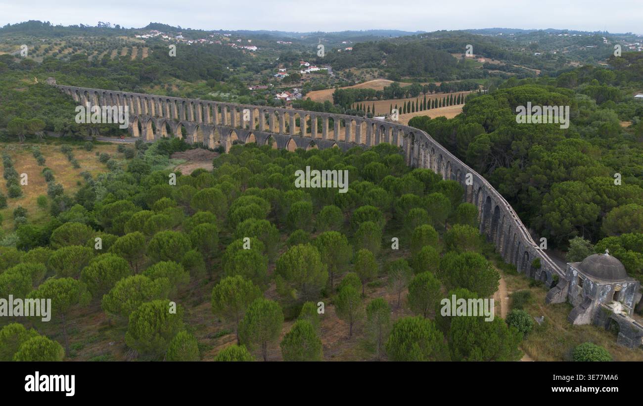 Riprese aeree con drone dell’Aqueduto do Convento de Cristo - Troço Pegões Altos Tomar Portogallo, un magnifico acquedotto in pietra rinascimentale del XVII secolo Foto Stock