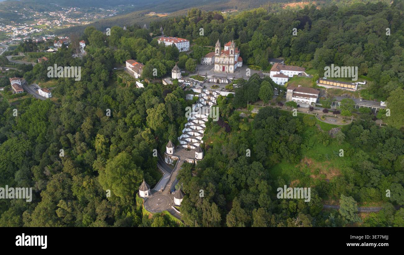 Riprese aeree con drone del magnifico santuario barocco di Bom Jesus do Monte Braga in Portogallo con grandiosi scaloni monumentali a zigzag Foto Stock