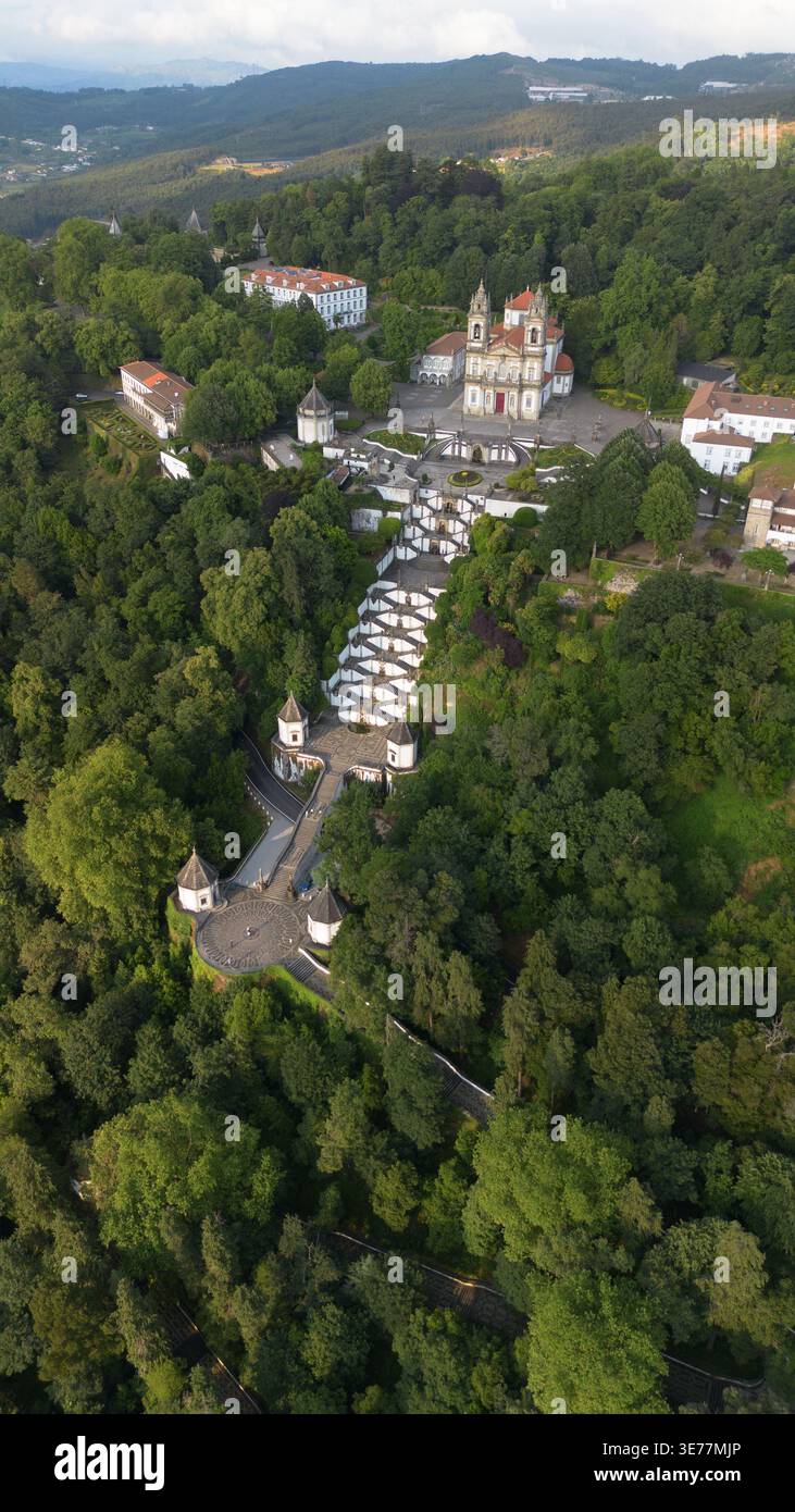 Riprese aeree con drone del magnifico santuario barocco di Bom Jesus do Monte Braga in Portogallo con grandiosi scaloni monumentali a zigzag Foto Stock