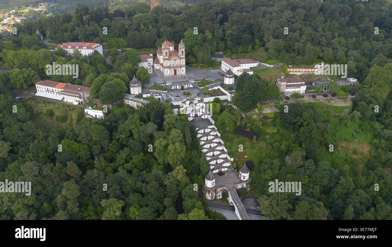 Riprese aeree con drone del magnifico santuario barocco di Bom Jesus do Monte Braga in Portogallo con grandiosi scaloni monumentali a zigzag Foto Stock