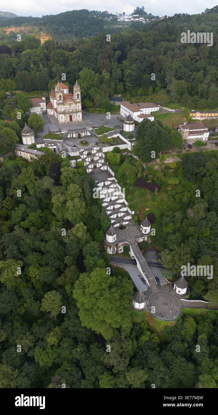 Riprese aeree con drone del magnifico santuario barocco di Bom Jesus do Monte Braga in Portogallo con grandiosi scaloni monumentali a zigzag Foto Stock