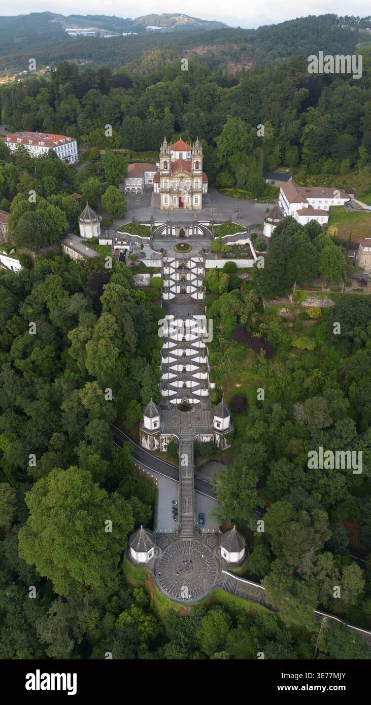 Riprese aeree con drone del magnifico santuario barocco di Bom Jesus do Monte Braga in Portogallo con grandiosi scaloni monumentali a zigzag Foto Stock