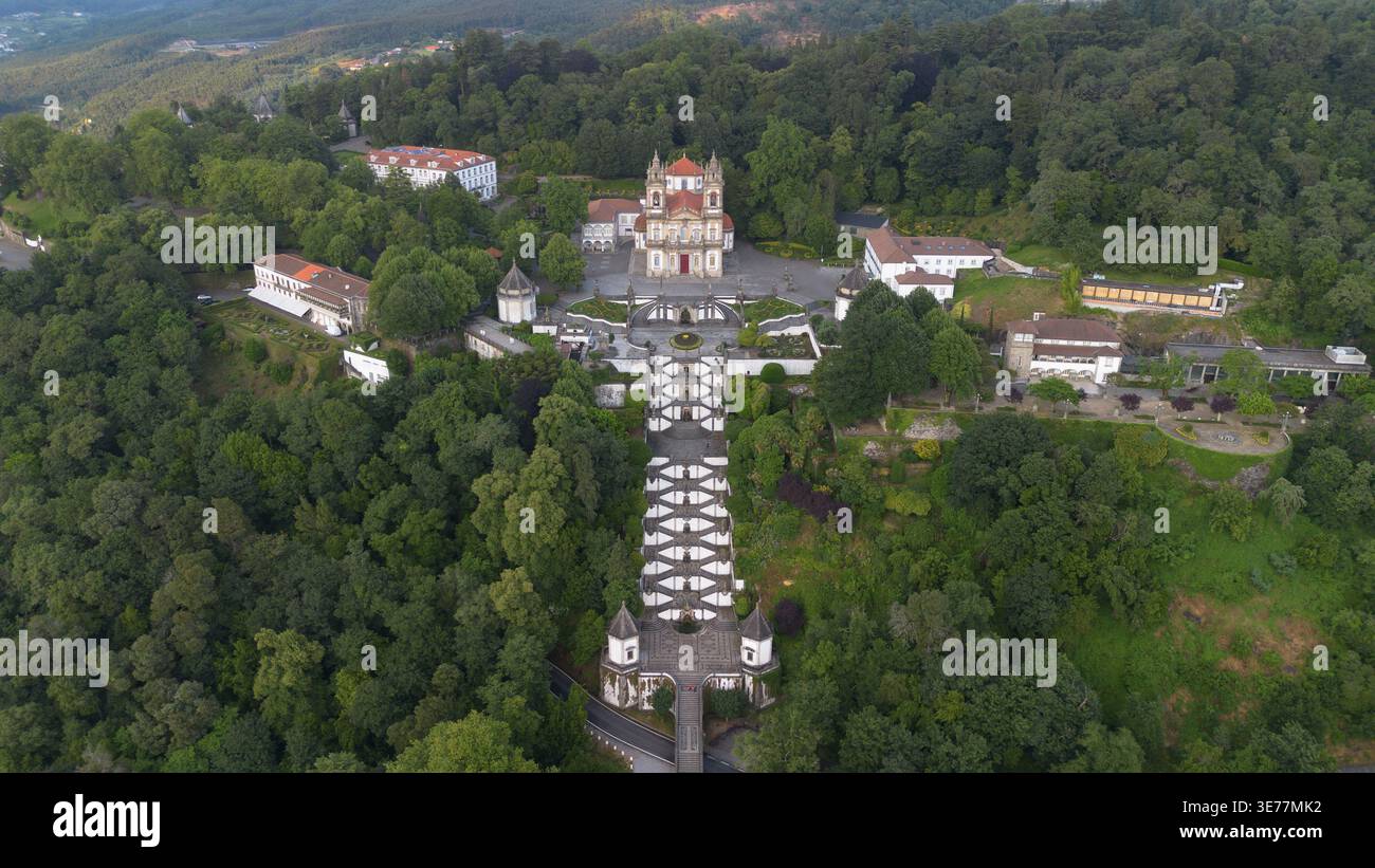 Riprese aeree con drone del magnifico santuario barocco di Bom Jesus do Monte Braga in Portogallo con grandiosi scaloni monumentali a zigzag Foto Stock