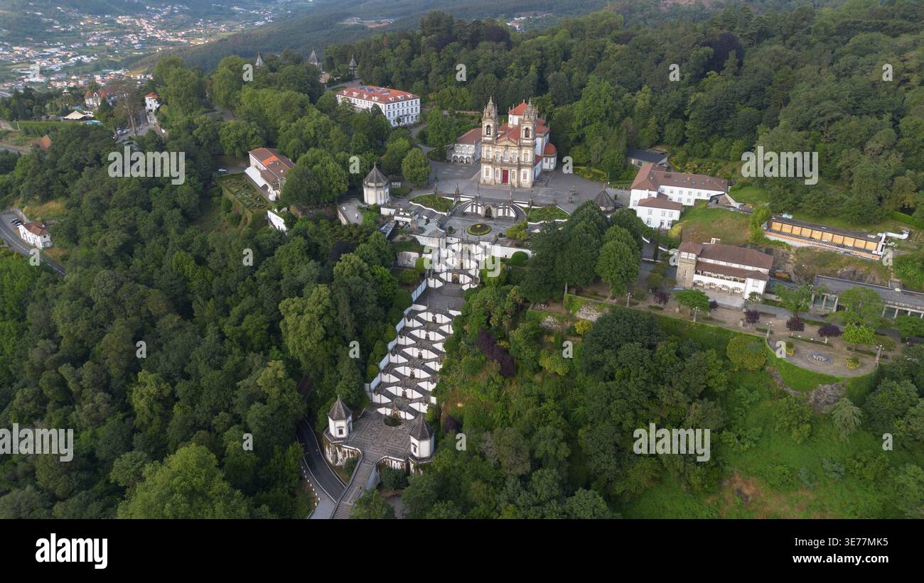 Riprese aeree con drone del magnifico santuario barocco di Bom Jesus do Monte Braga in Portogallo con grandiosi scaloni monumentali a zigzag Foto Stock